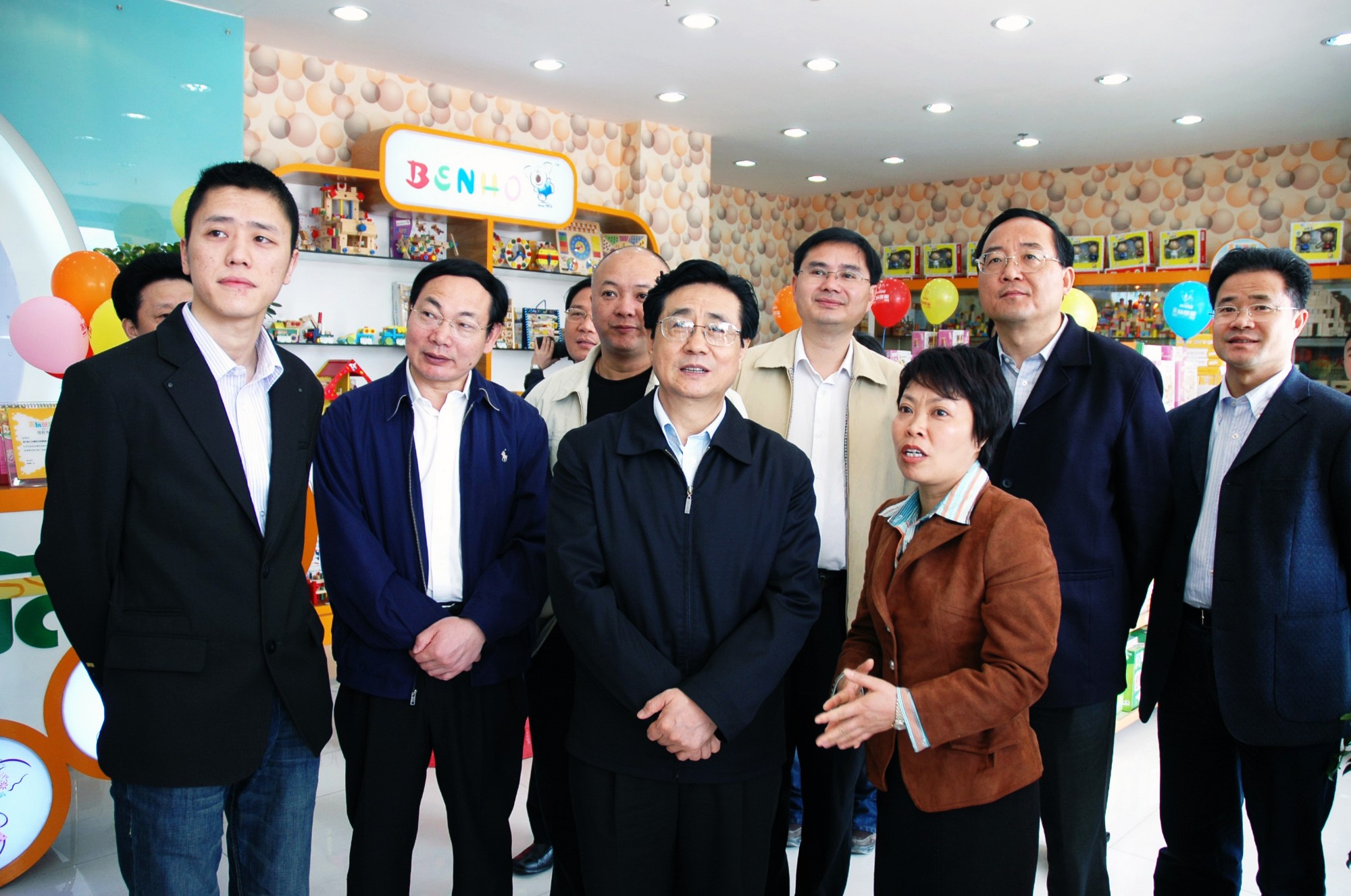 浙江省委書記趙洪祝在麗水市委書記陳榮高、云和縣委書記廖思紅、縣長丁紹雄的陪同下 , 蒞臨木玩世家云和店參觀視察